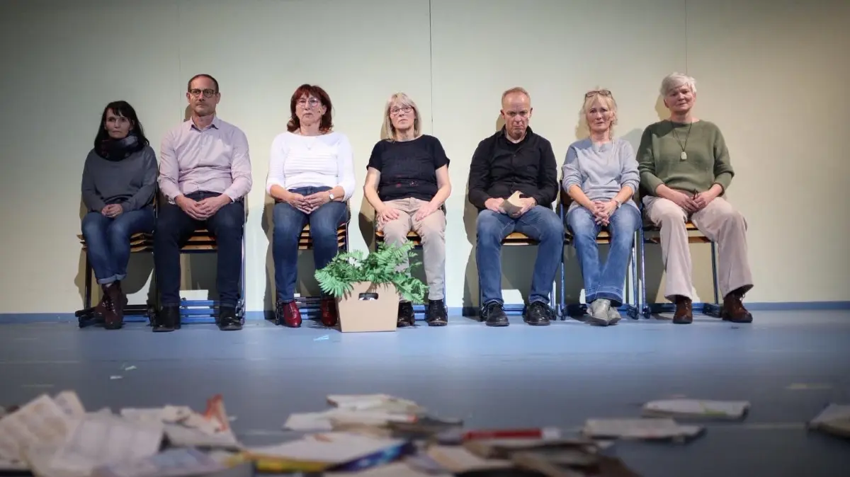 Sieben Lehrer aus Frankurt (Oder) bringen mit Schülern das Stück "Lehrermangel" auf die Bühne.