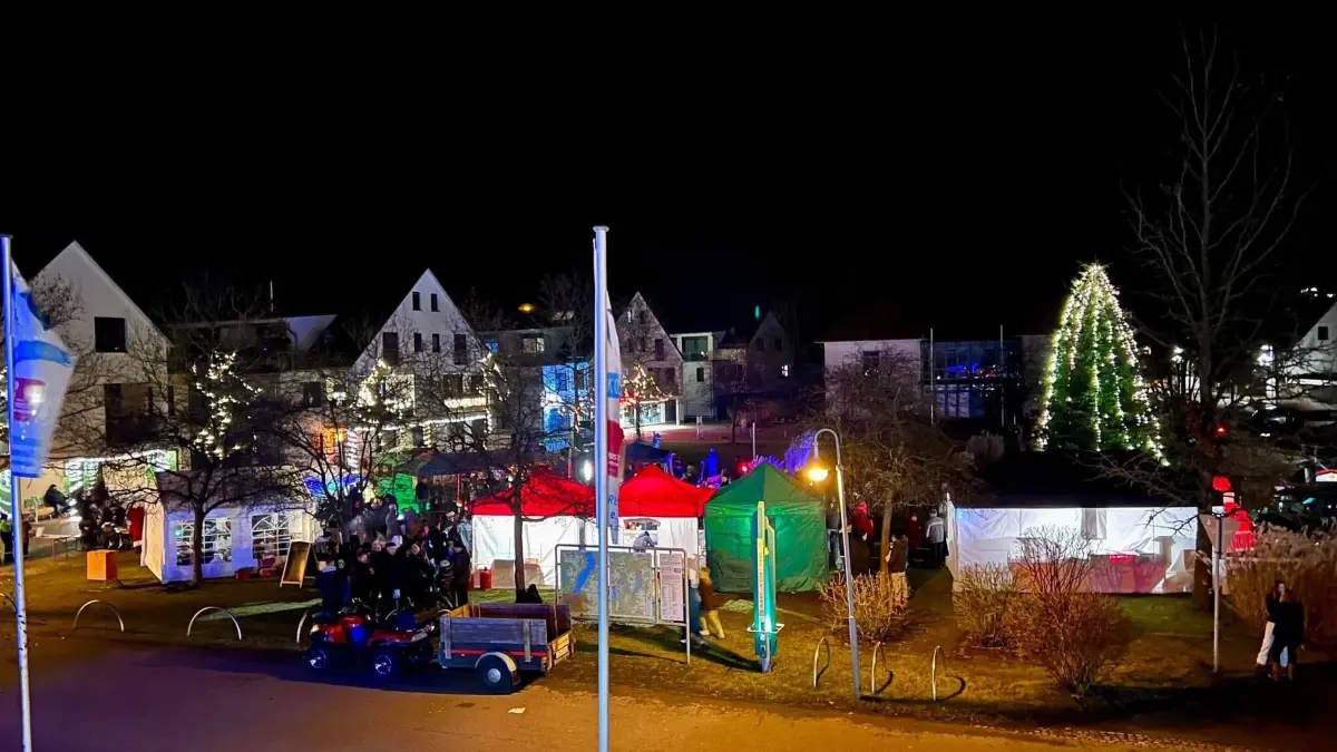 Blick auf den Weihnachtmarkt aus dem Haus des Gastes: Wendisch Rietzer Weihnachten werden rund um die geschmückte Tanne auf der Freifläche wieder am 13. Dezember gefeiert.