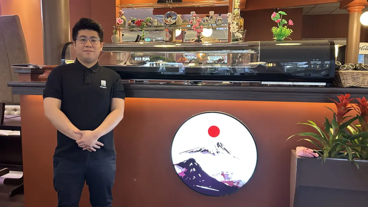 Neues asiatisches Restaurant am Marktplatz von Tesla Gemeinde Grünheide: Besitzer Henry Do legt Wert auf ein warmes Ambiente.