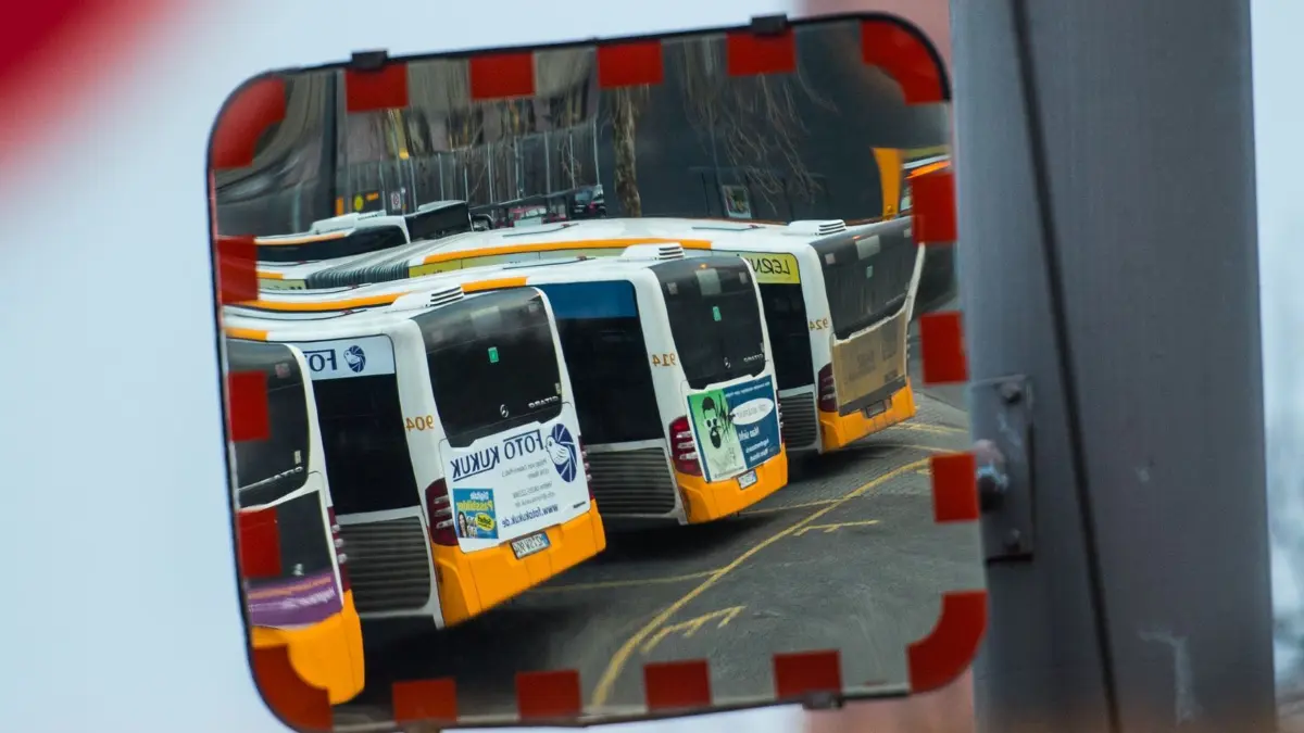 Öffentlicher Nahverkehr als Pflichtaufgabe: ARCHIV - 22.03.2018, Rheinland-Pfalz, Mainz: Busse stehen auf dem Betriebshof und spiegeln sich dabei in einem Verkehrs-Spiegel. In Rheinland-Pfalz wird diskutiert, den Öffentlichen Nahverkehr von einer freiwilligen zur einer verpflichtenden Aufgabe für Kommunen umzuwandeln. (zu dpa: «ÖPNV-Personal fehlt - Jobportal und Plakate sollen helfen») Foto: Andreas Arnold/dpa +++ dpa-Bildfunk +++