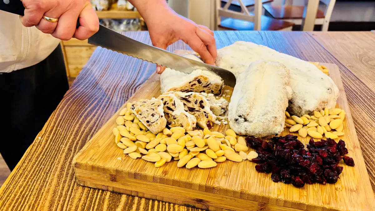 Stollen mit Cranberry: Die Bäckerei "Zum Brotsommelier" in Heidesee bei Storkow ist bekannt für ausgefallene Stollen.
