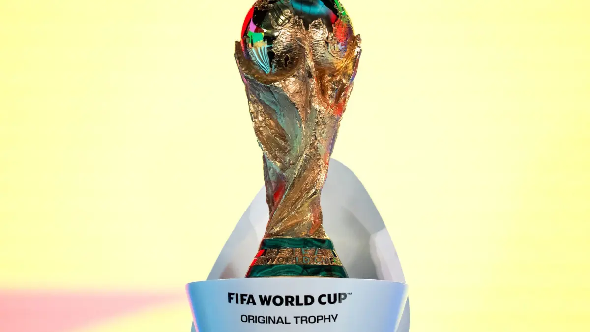 Fußball: WM-Qualifikation Europa, Auslosung: 20.11.2025, Schweiz, Zürich: Fußball: WM-Qualifikation Europa, Auslosung - Play-off-Runde. Die FIFA World Cup Trophy wird während der Auslosung der Playoffs für die FIFA Fussball-Weltmeisterschaft 2026 im Home of FIFA präsentiert. Foto: Claudio Thoma/KEYSTONE/dpa +++ dpa-Bildfunk +++