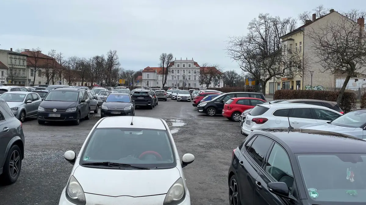 Parkplatz Parkplätze in Oranienburg gegenüber vom Schloss, zwischen Breite Straße, Berliner Straße und Havelstraße, soll als Quartier bebaut werden, wie - ist noch unklar