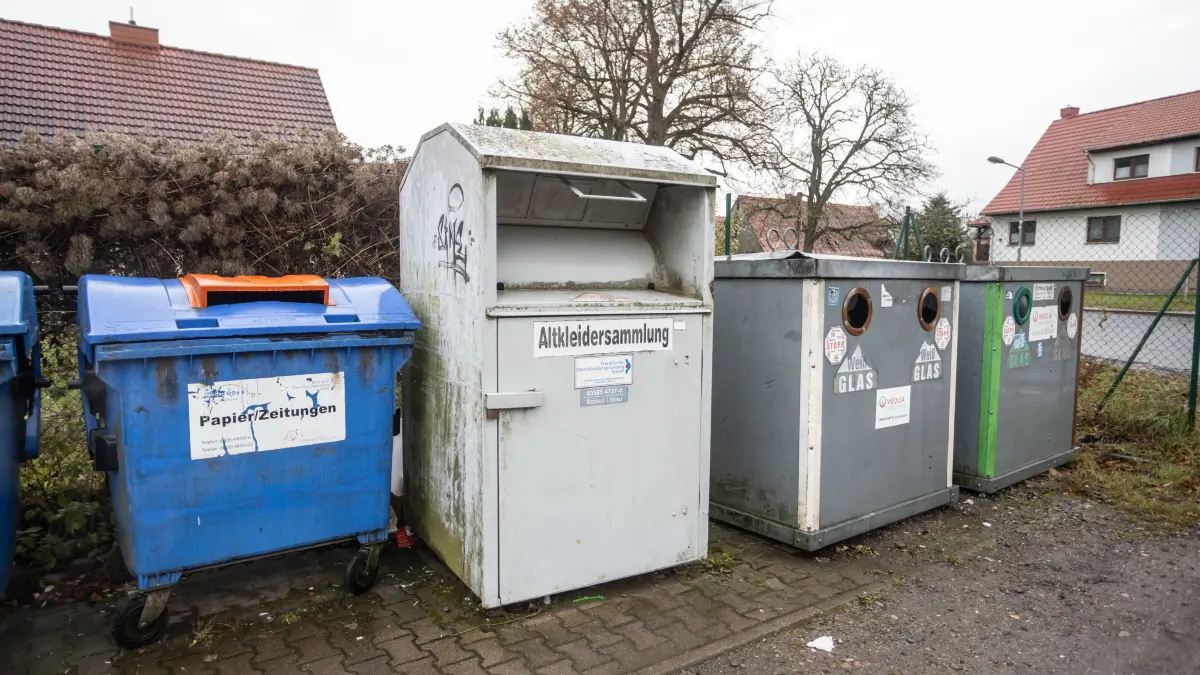 Währende die weißen Altkleidercontainer verschwinden sollen, bleiben die Roten von Kaufland und DRK noch stehen.