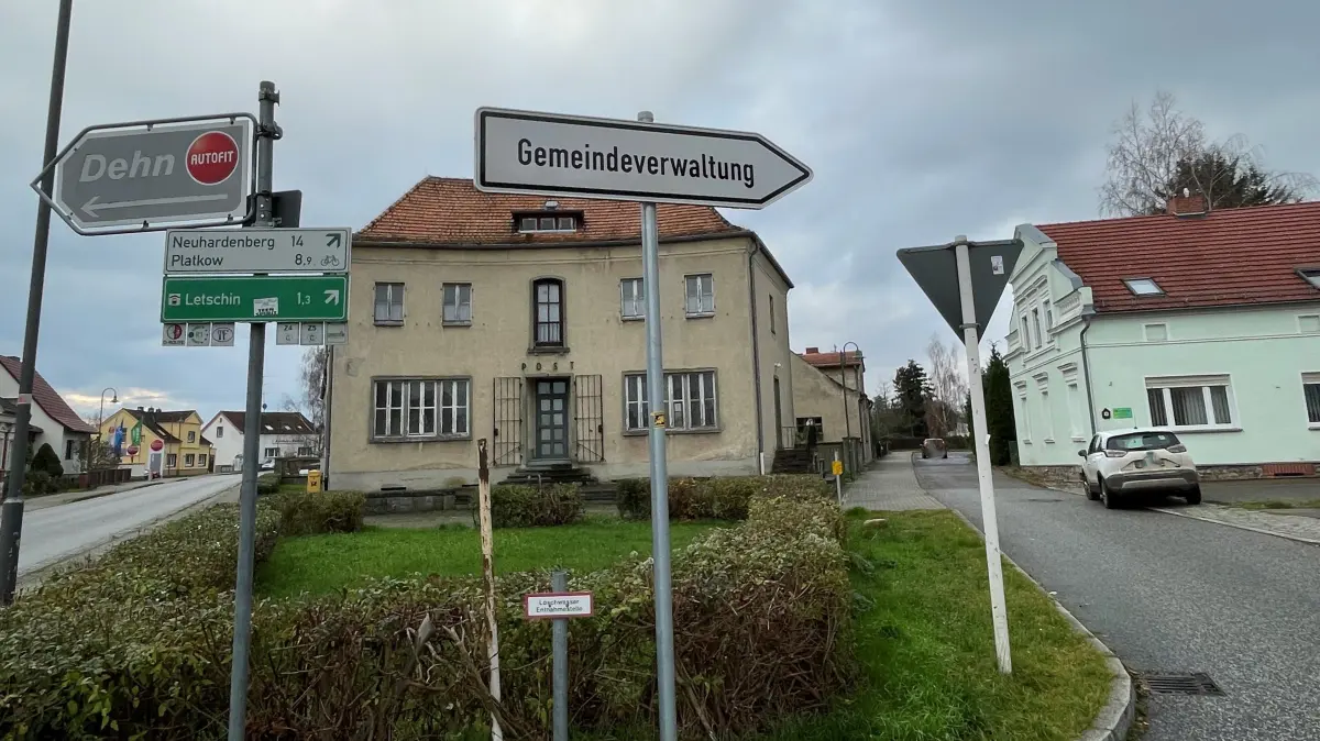 Künftiges Rathaus von Letschin: Während die Genehmigung zum Umbau der alten Poste täglich erwartet wird, hat die AfD beantragt, den Umbau mit einem Sperrvermerk zu versehen.