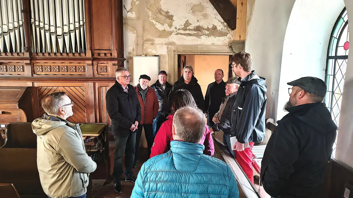 Der CDU-Bundestagsabgeordnete Uwe Feiler (Zweiter von links) im Gespräch in der Kirche von Golzow. Bei einem Bürgergespräch verschaffte er sich einen Überblick über Themen, die vor Ort zur Debatte stehen.