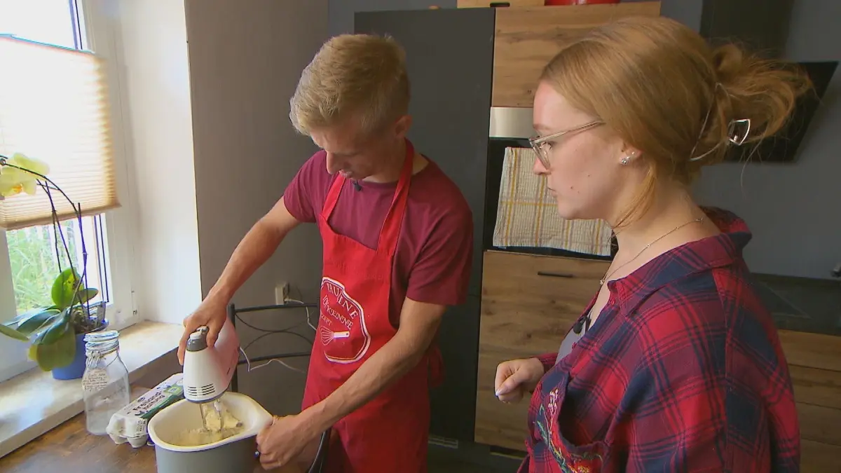 Die leidenschaftliche Hobbybäckerin Pauline zeigt Christopher wie man Kekse backt.+++ Die Verwendung des sendungsbezogenen Materials ist nur mit dem Hinweis und Verlinkung auf RTL+ gestattet. +++ Screenshot: RTL --- so vom Sender vorgegeben!