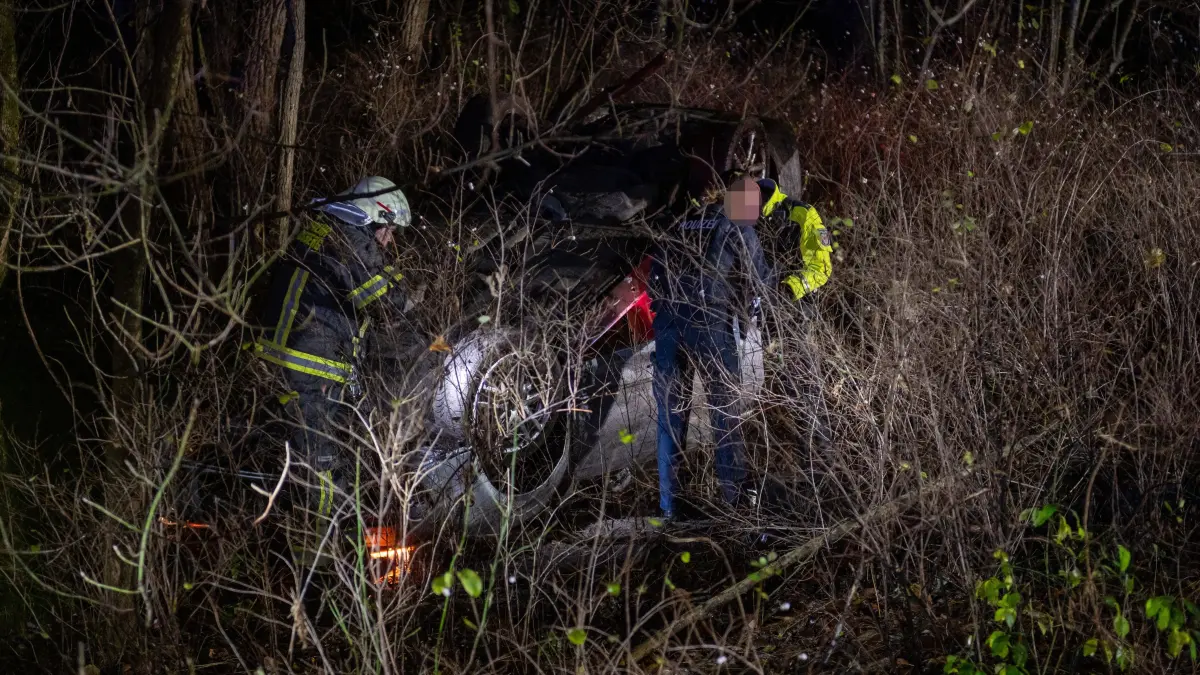 Ein Auto ist in ein Waldstück in Strausberg gerast. Der Wagen überschlug sich und blieb schließlich auf dem Dach liegen.
