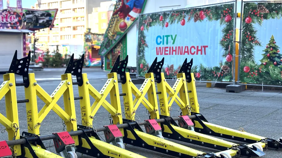 Pitagonen vor dem Eingang am Weihnachtsmarkt am Brunnenplatz in Frankfurt (Oder): Die Innenstadt gleicht kurz vor der Eröffnung einer Festung
