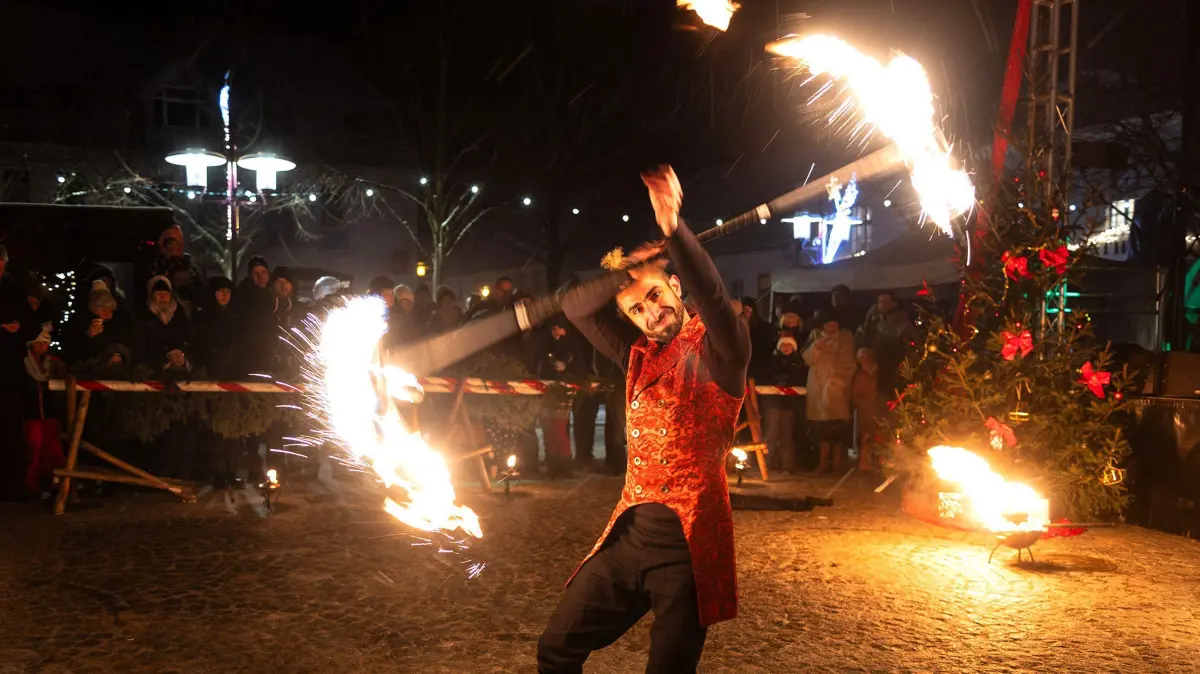 Müllroser Weihnachtszauber 2023: Müllrose. Weihnachtsmarkt Müllroser Weihnachtszauber. Feuershow von "Federal Flame". 02.12.2023. Foto: Lutz Boltz