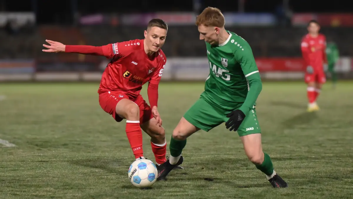 Fussball : Frankfurt an der Oder Stadion, Fussball Liga 6 (Brandenburgliga), 1. FC Frankfurt - Union Fürstenwalde, Marcel Georgi gegen Kamil Pawel Stondzik r. FOTO BENK 21.11.2025