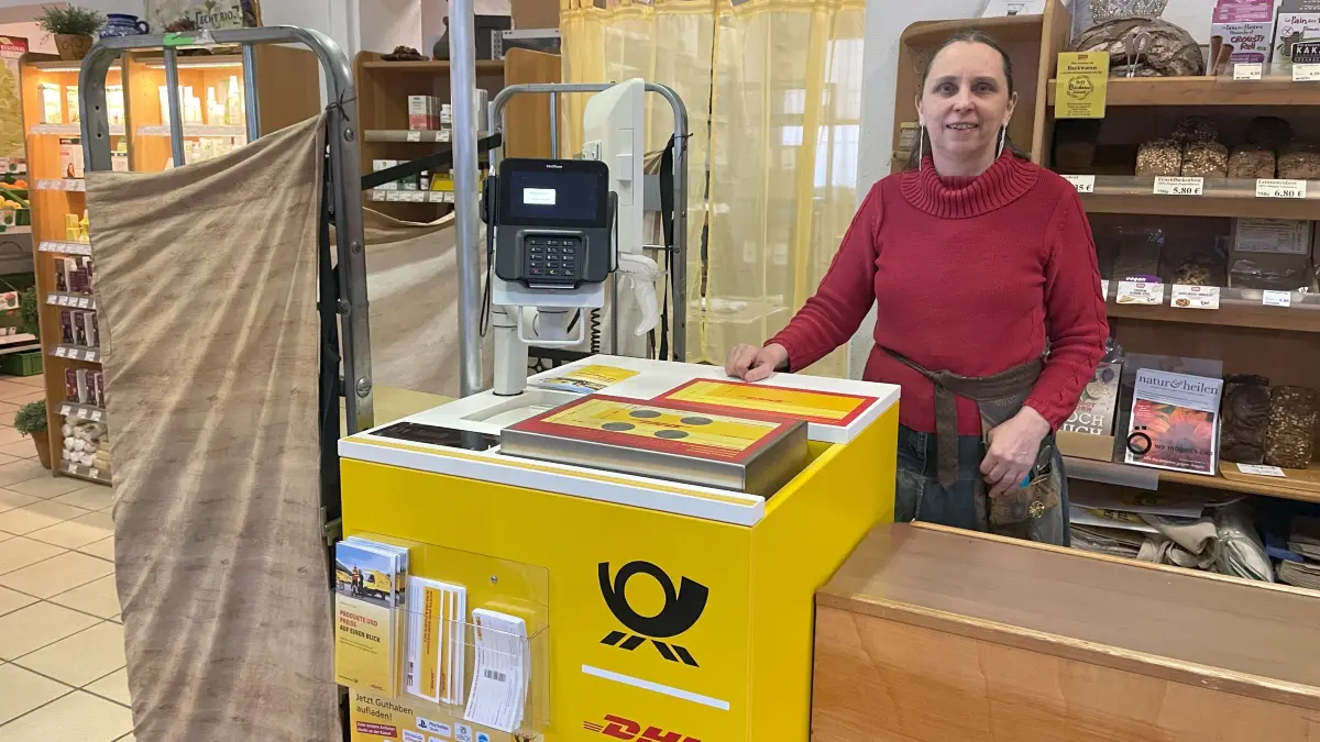 Annette Springsguth nimmt als Betreiberin des Naturalia Biomarkts und Partnerfiliale der Post in der Adventszeit besonders viele Pakete und Briefe entgegen.