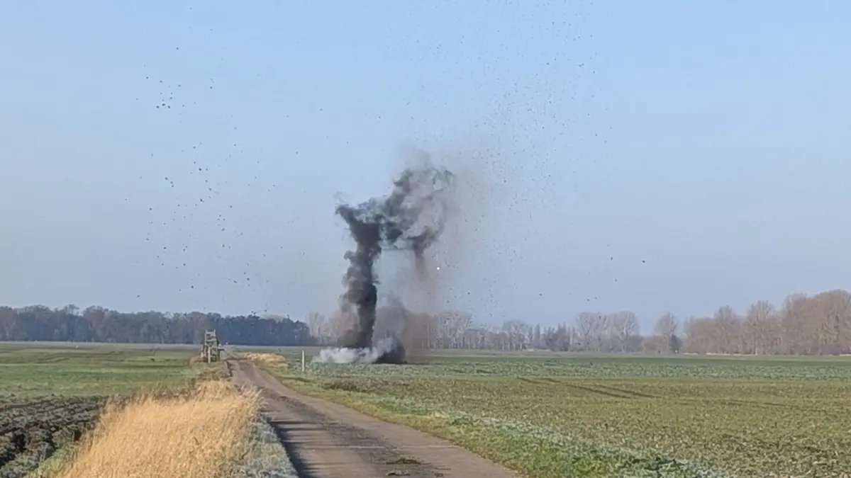 Detonation auf dem Feld bei Kienitz-Nord: Pünktlich um 10 Uhr wurden die elf Granaten gesprengt.