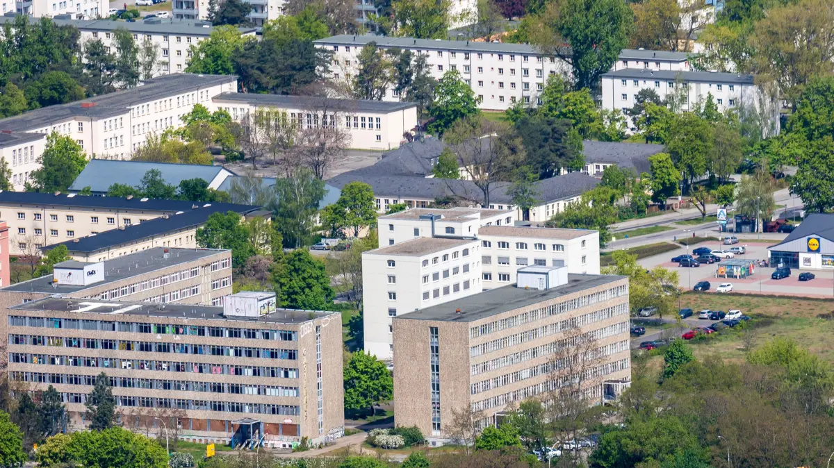 Aus der Luft ist gut zu sehen, dass die drei Plattenbauten im Bereich Trockendock und Straße der Republik/Karl-Marx-Straße ein Quartier bilden. Dort gibt es neue Entwicklungen. Doch sind sie auch positiv?