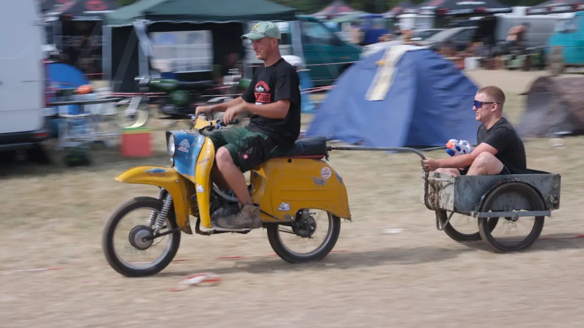 Teilnehmer eines Simson-Treffen fahren über das Veranstaltungsgelände. Die Mopeds der Marke Simson sind nicht nur bei der älteren Generation beliebt, sondern auch bei der Jugend.