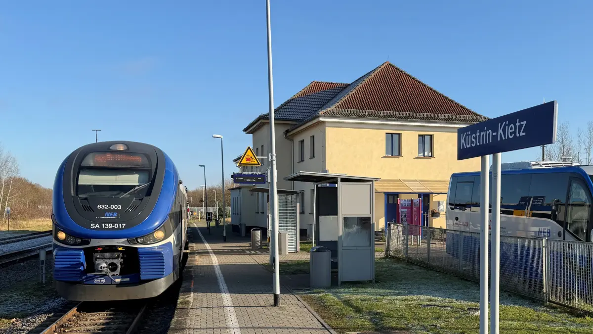 Ein Zug der RB26 der Niederbarnimer Eisenbahn im Bahnhof Küstrin-Kietz. Im kommenden Jahr sollen über mehrere Wochen hier keine Züge fahren. Was das für die Pendler bedeutet.