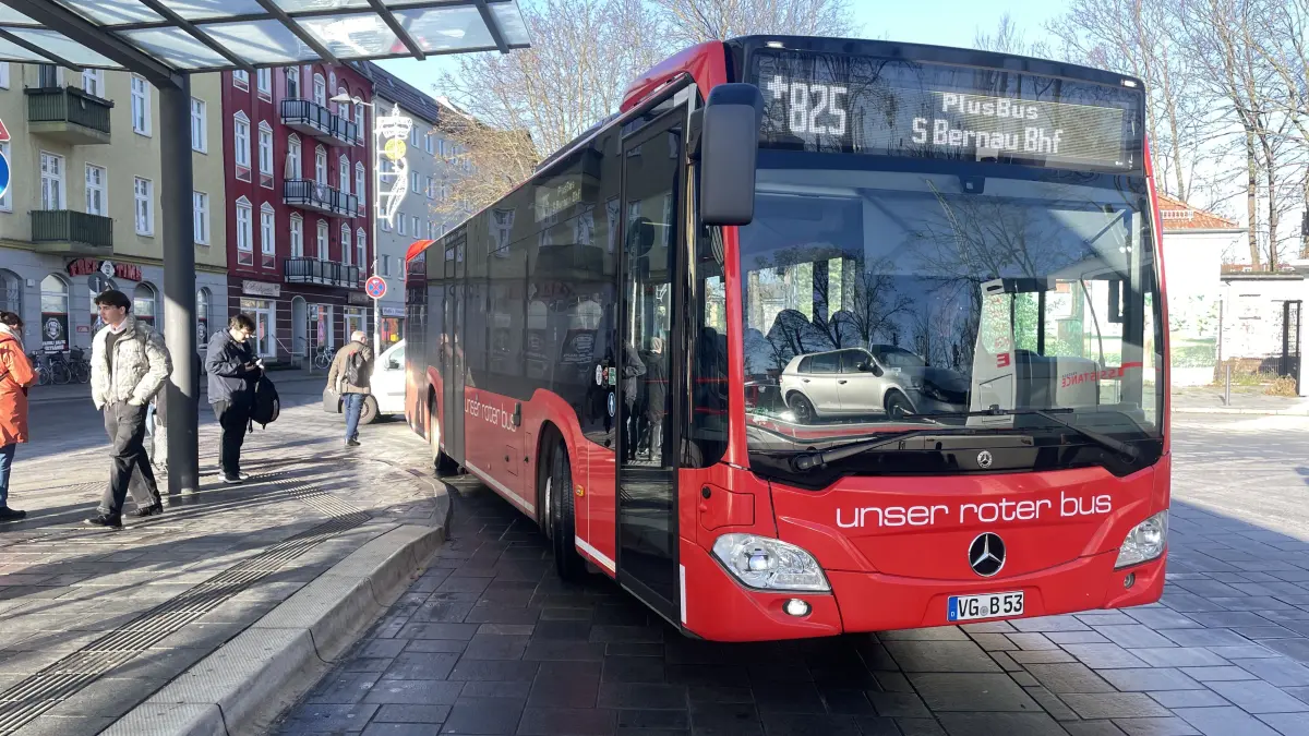Die PlusBus-Linie 825 verkehrt seit Dezember 2023 zwischen den Bahnhöfen von Bernau, Wandlitz und Oranienburg. Pro Jahr nutzen die Busse rund 200.000 Fahrgäste.