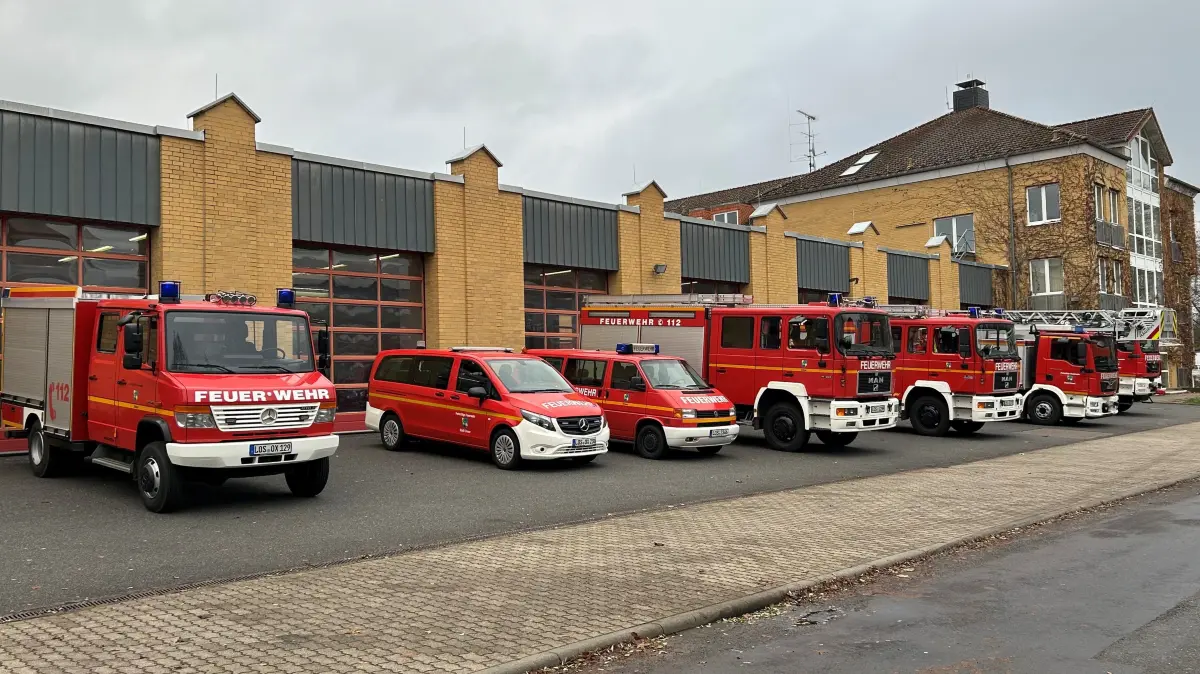 Fahrzeuge der Freiwilligen Feuerwehr Erkner vor der Wache am Kurpark.