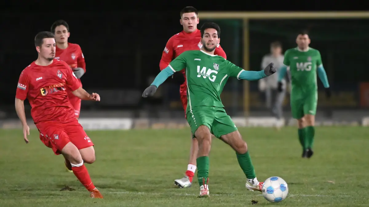 Fussball : Frankfurt an der Oder Stadion, Fussball Liga 6 (Brandenburgliga), 1. FC Frankfurt - Union Fürstenwalde, v.l. Robin Grothe, Danny Mank, Lennox Liebner, Hysen Muca und Christian Mlynarczyk h. FOTO BENK 21.11.2025