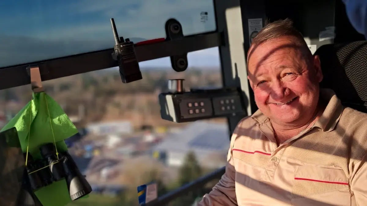 Marek Kochanski freut sich, dass er den Überblick hat: Der 62-jährige Kranfahrer aus Leidenschaft hat derzeit den höchsten Arbeitsplatz in Hohen Neuendorf. 40 Meter über dem Wildbergplatz genießt er den Blick in alle Himmelsrichtungen.