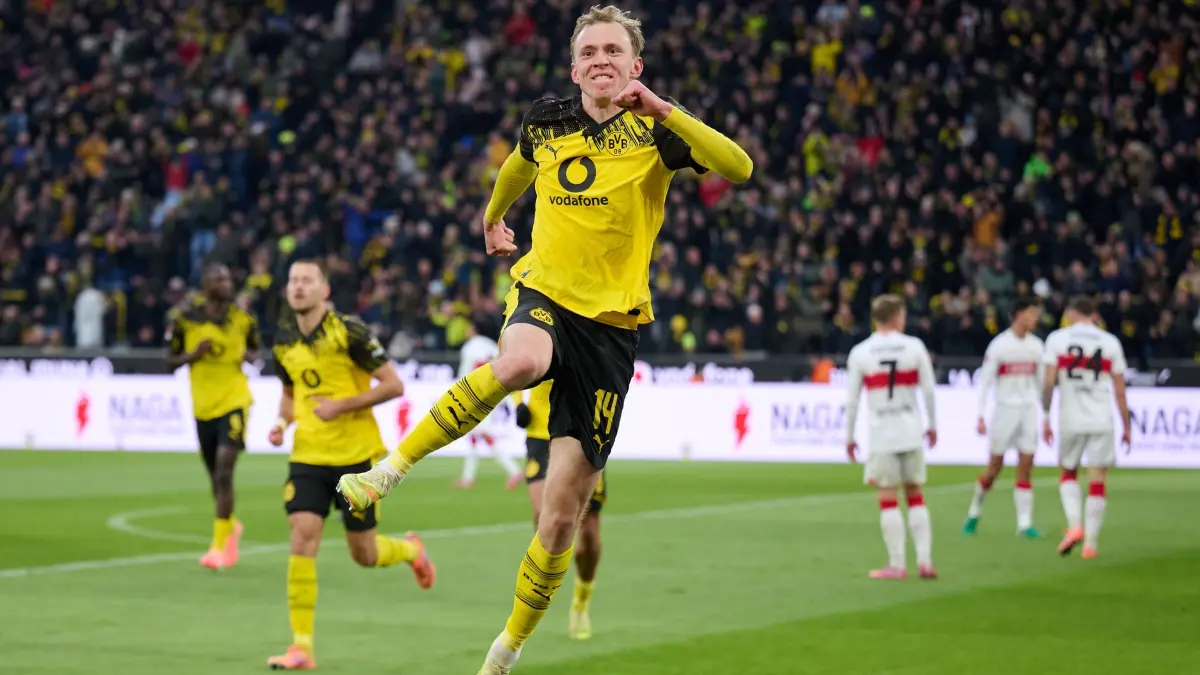 Borussia Dortmund - VfB Stuttgart: 22.11.2025, Nordrhein-Westfalen, Dortmund: Fußball: Bundesliga, Borussia Dortmund - VfB Stuttgart, 11. Spieltag, Signal Iduna Park. Maximilian Beier (Borussia Dortmund) jubelt über sein Tor zum 2:0. Foto: Bernd Thissen/dpa - WICHTIGER HINWEIS: Gemäß den Vorgaben der DFL Deutsche Fußball Liga bzw. des DFB Deutscher Fußball-Bund ist es untersagt, in dem Stadion und/oder vom Spiel angefertigte Fotoaufnahmen in Form von Sequenzbildern und/oder videoähnlichen Fotostrecken zu verwerten bzw. verwerten zu lassen. +++ dpa-Bildfunk +++