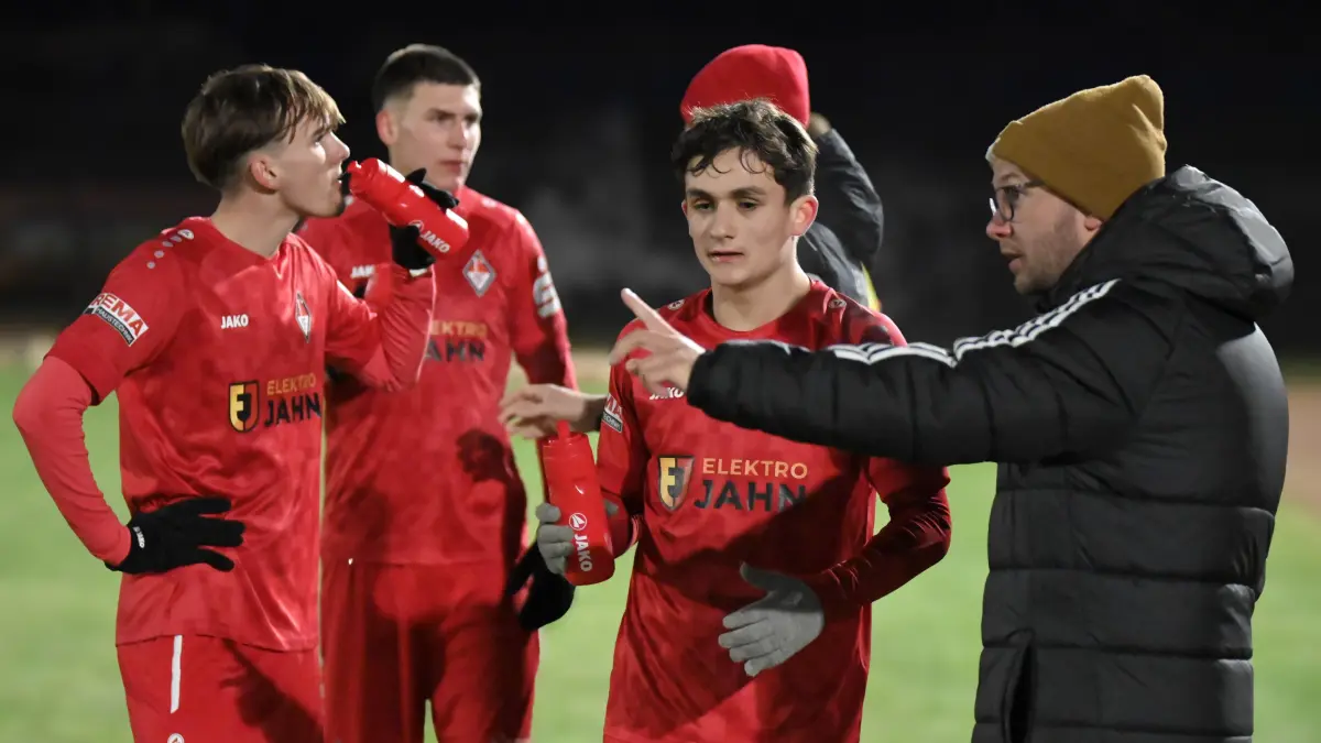 Fussball : Frankfurt an der Oder Stadion, Fussball Liga 6 (Brandenburgliga), 1. FC Frankfurt - Union Fürstenwalde, Trainer Sascha Kloß bei Danny Mank weiter Lukas Schmidt l. und Lennox Liebner h. FOTO BENK 21.11.2025