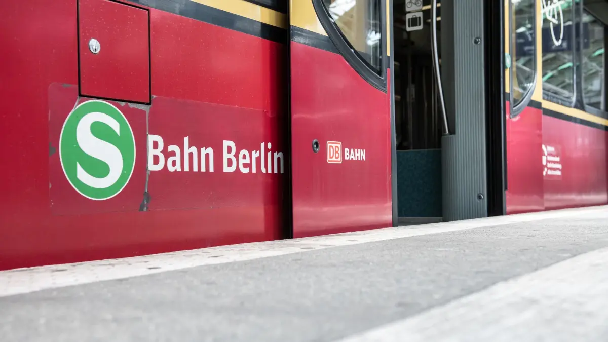 S-Bahn in Berlin: ARCHIV - 18.07.2018, Berlin: Symbolfoto: Eine Berliner S-Bahn steht mit geöffneten Türen an einem Bahnsteig. (zu dpa: «Bauarbeiten: Ersatzverkehr bei einigen S-Bahn-Verbindungen») Foto: Paul Zinken/dpa +++ dpa-Bildfunk +++