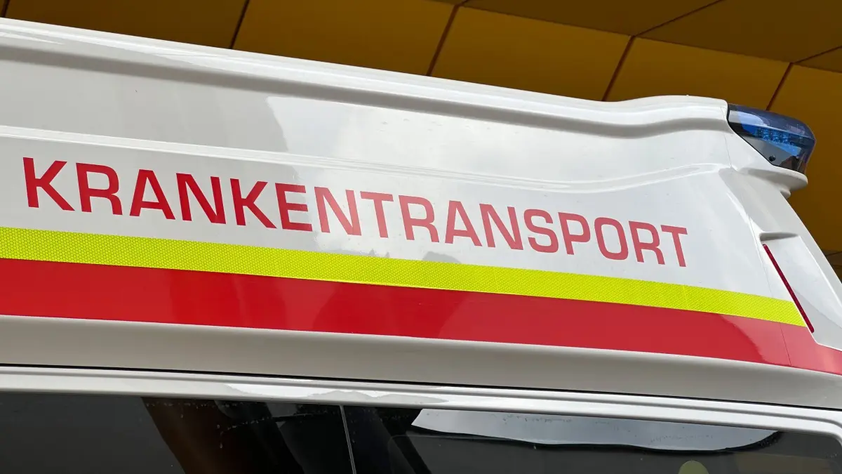 In Österreich wurde ein Deutscher aus misslicher Lage gerettet: ARCHIV - 26.08.2024, Österreich, Lilienfeld: Ein Fahrzeug eines Rettungsdienstes trägt die Aufschrift «Krankentransport». (zu dpa: «Rettung im Wintersportort: Deutscher in Mini-Spalt gefangen») Foto: Matthias Röder/dpa +++ dpa-Bildfunk +++