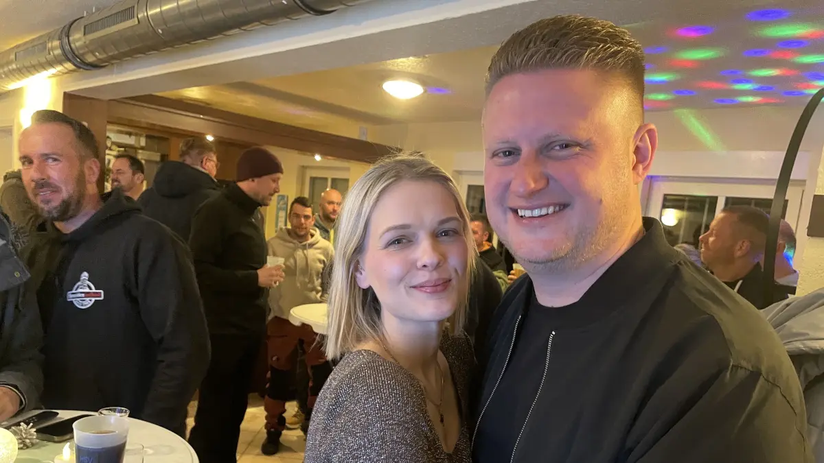Bürgermeister-Kandidat Nico Nolte, auf dem Bild mit Partnerin Julia Lange, freut sich im Hennikendorfer Sportlerheim über das gute Abschneiden bei der Wahl.