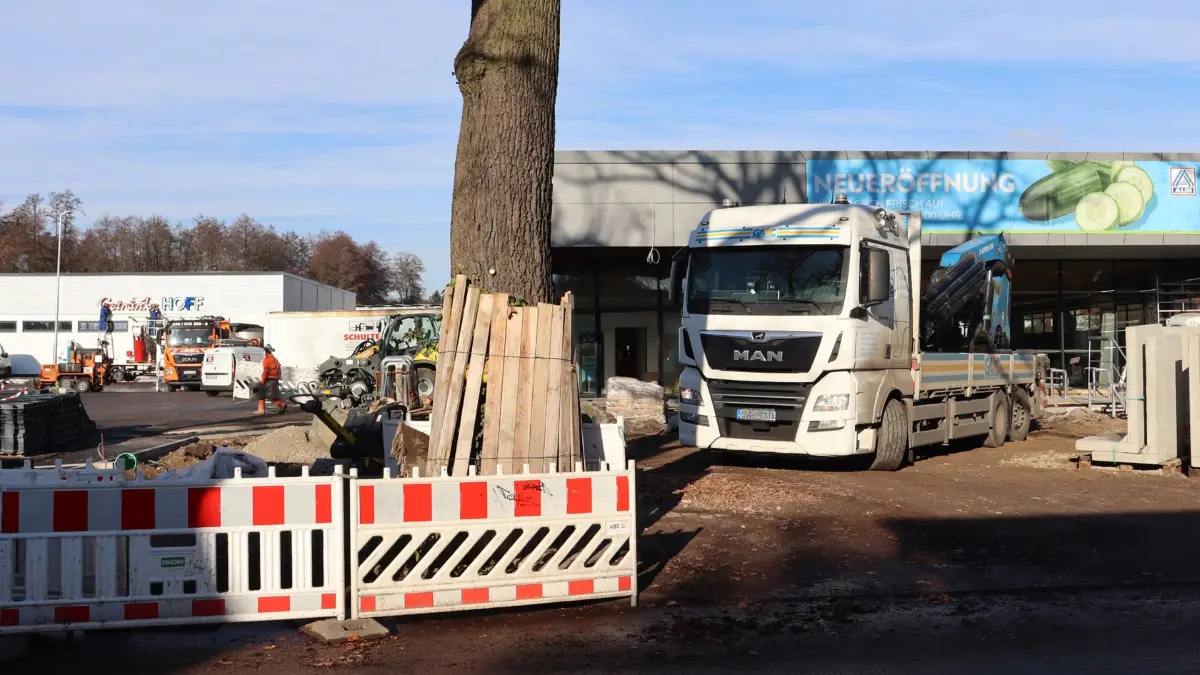 Der neue Aldi-Markt im Zentrum von Eggersdorf an der Karl-Marx-Straße steht kurz vor der Eröffnung. Die Baufirmen sind im Endspurt.