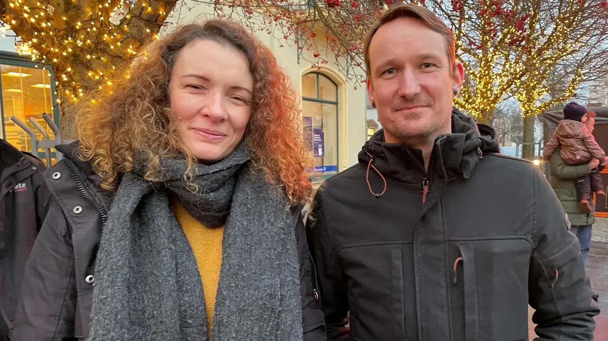 Nadine und Reiner Sommerfeld aus Bernau warten an der Eisbahn auf dem Marktplatz Bernau, während die elfjährige Tochter Schlittschuh fährt