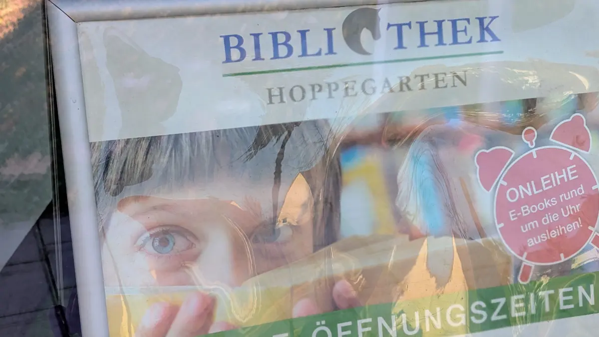 Plakat in der Bibliothek Hönow der Gemeindebibliothek Hoppegarten