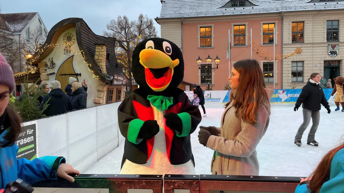 Eröffnung der Eisbahn auf dem historischen Marktplatz Bernau 2025