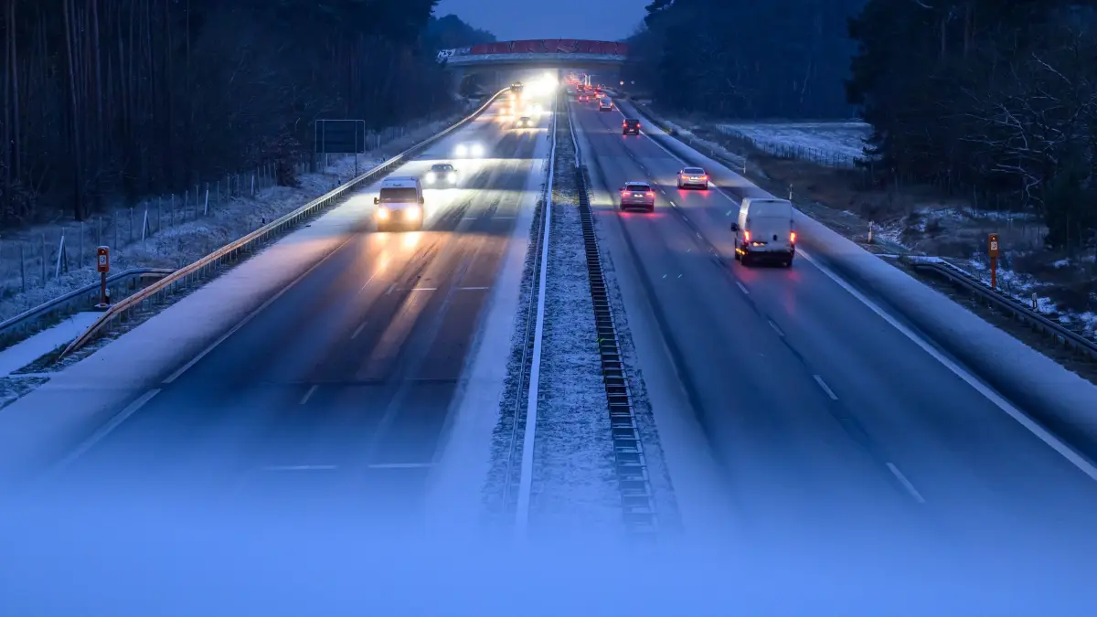 Wetter in Brandenburg: 24.11.2025, Brandenburg, Jacobsdorf: Ein wenig Schnee ist am frühen Morgen an der Autobahn A12 im östlichen Brandenburg zu sehen. Teilweise verschneit starten Berlin und Brandenburg in den Montag. Gerade in der Nähe der Oder ist in den Morgenstunden mit bis zu drei Zentimetern Neuschnee zu rechnen, heißt es vom Deutschen Wetterdienst (DWD). Hinzu kommen Eis und Glätte bei Temperaturen zwischen -2 und -5 Grad. Foto: Patrick Pleul/dpa +++ dpa-Bildfunk +++