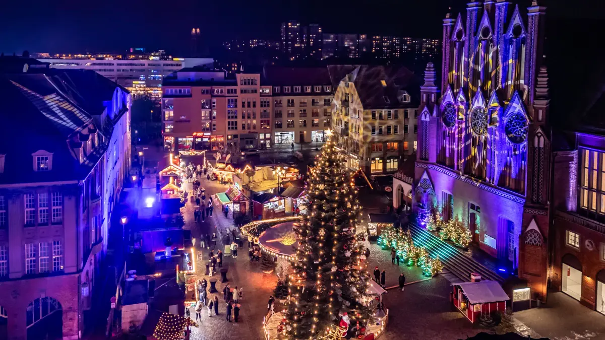 Stimmungsvoll ist der Weihnachtsmarkt in Frankfurt beleuchtet.