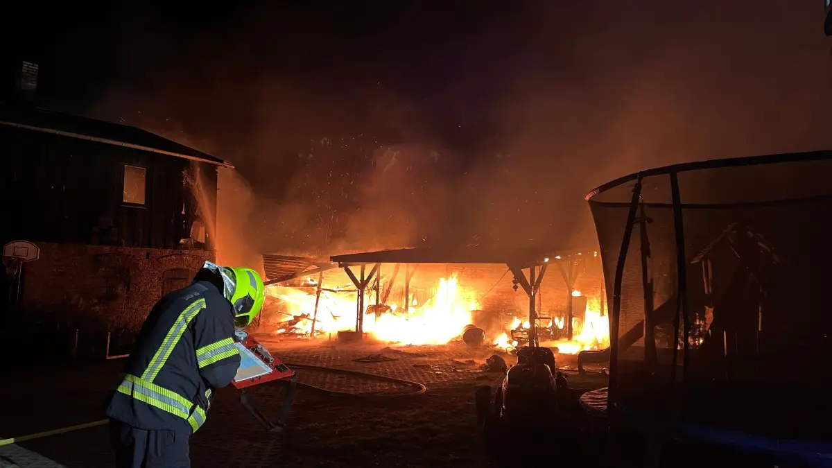 Nebengebäude im Vollbrand: In Neurüdnitz waren die Feuerwehren zum Löschen gerufen worden.