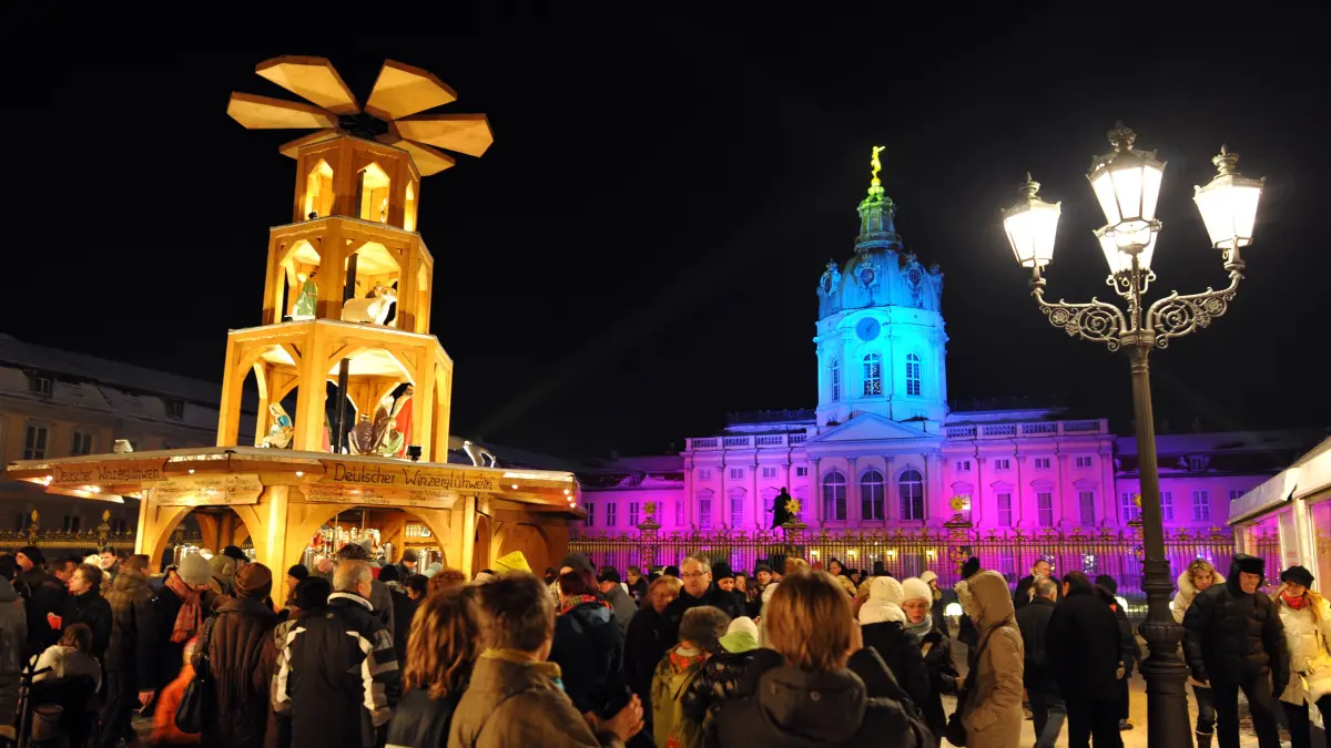 Viele Menschen gehen am Samstag (18.12.2010) über den Weihnachtsmarkt am Schloss Charlottenburg in Berlin. Einige der etwa 60 Märkte in der Stadt haben sogar bis zum 31. Dezember geöffnet. Foto: Rainer Jensen dpa ++ +++ dpa-Bildfunk +++