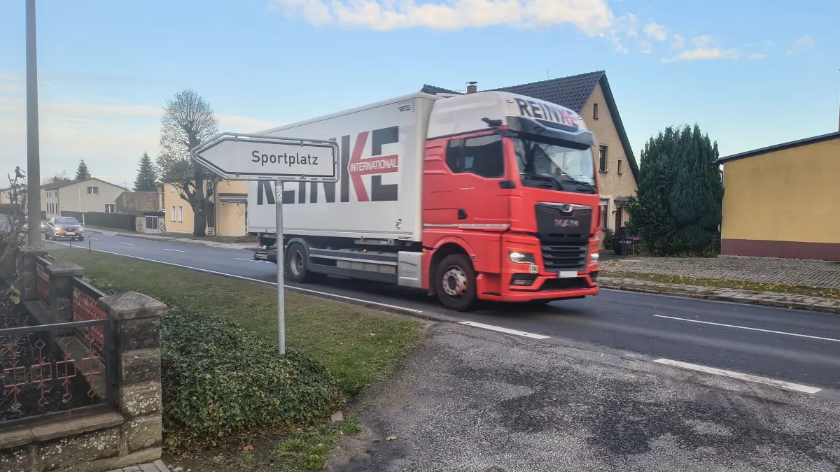 Verkehr an der L23 in Golzow etwa in Höhe von Küters Saal. Der Weg zum Sportplatz und die Bushaltestelle in der Nähe sind wichtig für den Ort. Das Überqueren der L23 kann zur Herausforderung werden.