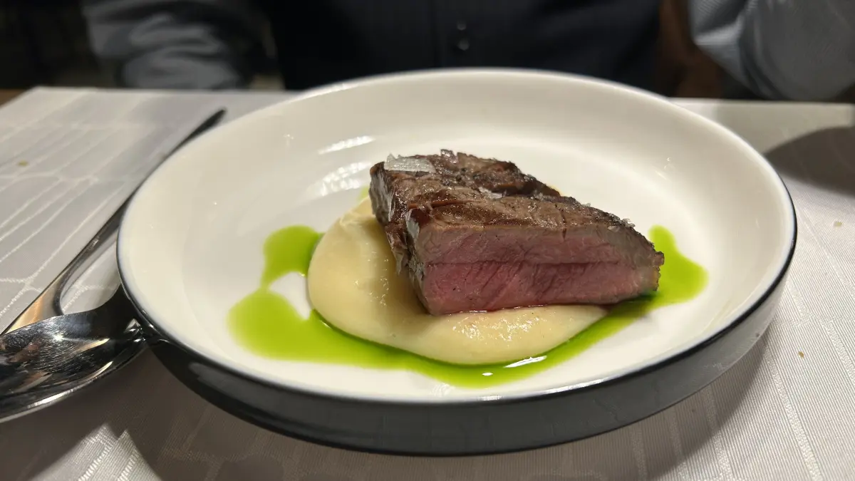 Rinderbraten mit halb glasiertem Pastinakenpüree und Petersilienöl wurde im Restaurant in Schmachtenhagen serviert.