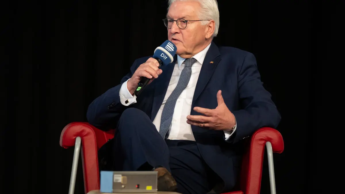 Bundespräsident besucht Hoyerswerda: 24.11.2025, Sachsen, Hoyerswerda: Bundespräsident Frank-Walter Steinmeier sitzt bei seinem Besuch in der Kulturfabrik Hoyerswerda bei einem Bühnengespräch auf seinem Platz. Der Bundespräsident besucht den Verein Kulturfabrik Hoyerswerda e.V., um die Bedeutung von Orten der Begegnung für das gesellschaftliche Miteinander zu würdigen. Foto: Sebastian Kahnert/dpa +++ dpa-Bildfunk +++