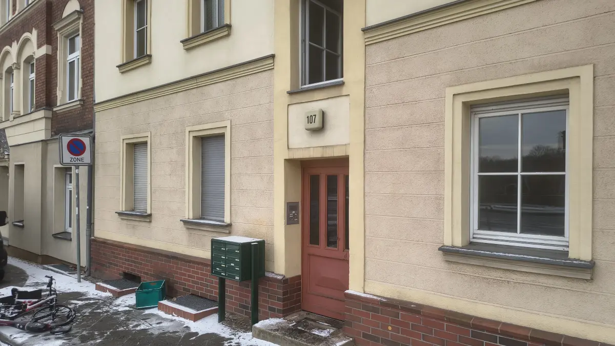 Das Gebäude in der Breiten Straße in Eberswalde. Am Morgen danach war noch zu riechen, dass es in der Nacht gebrannt hatte.