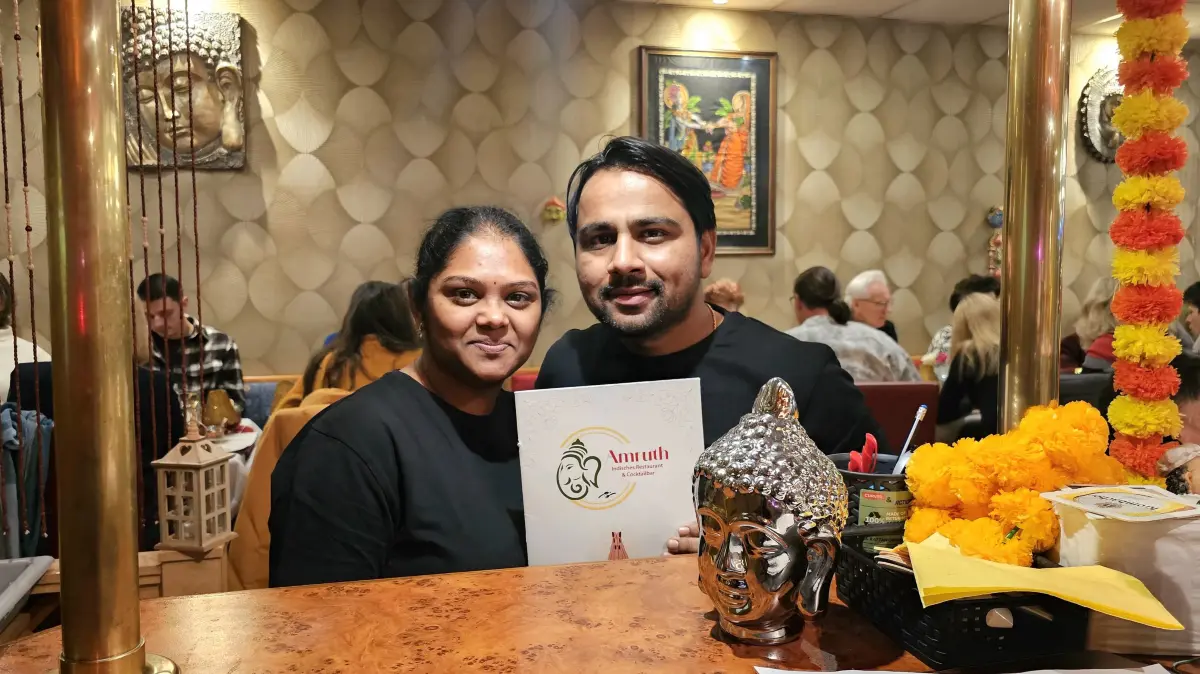 Alekhya Bhoga und Naresh Thoutam betreiben das neue Restaurant "Amruth" in den City-Arkaden am S-Bahnhof Hohen Neuendorf. Sie servieren indische Spezialitäten.