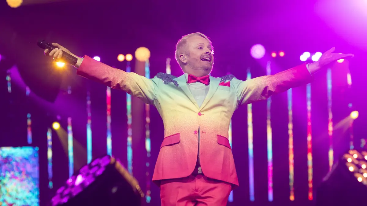 Ross Antony begrüßt zum Tourauftakt «Das große Schlagerfest. XXL» in der WT Energiesysteme Arena Riesa die 5.000 Schlagerfans mit dem Song Amarillo. (zu dpa: «Soundtrack und «gute Laune» an der Spitze der deutschen Album-Charts») +++ dpa-Bildfunk +++