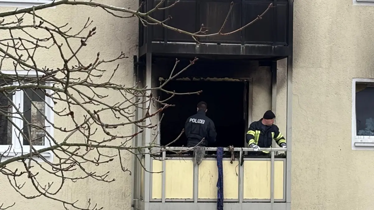 Nach dem Brand in der Diehloer Straße in Eisenhüttenstadt geht die Ursachenforschung los. Die Kripo ist vor Ort, Bewohner sind evakuiert, Anwohner noch immer aufgeregt.