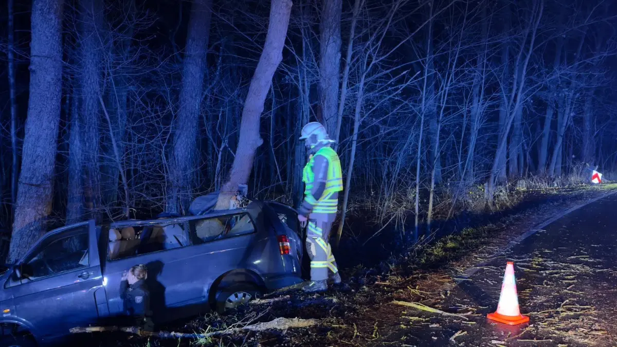Zwischen Schönberg und der B 167 Richtung Wulkow kommt es am Montagabend, 24. November, zu einem Unfall. Ein VW-Bus kracht dabei gegen einen Baum.