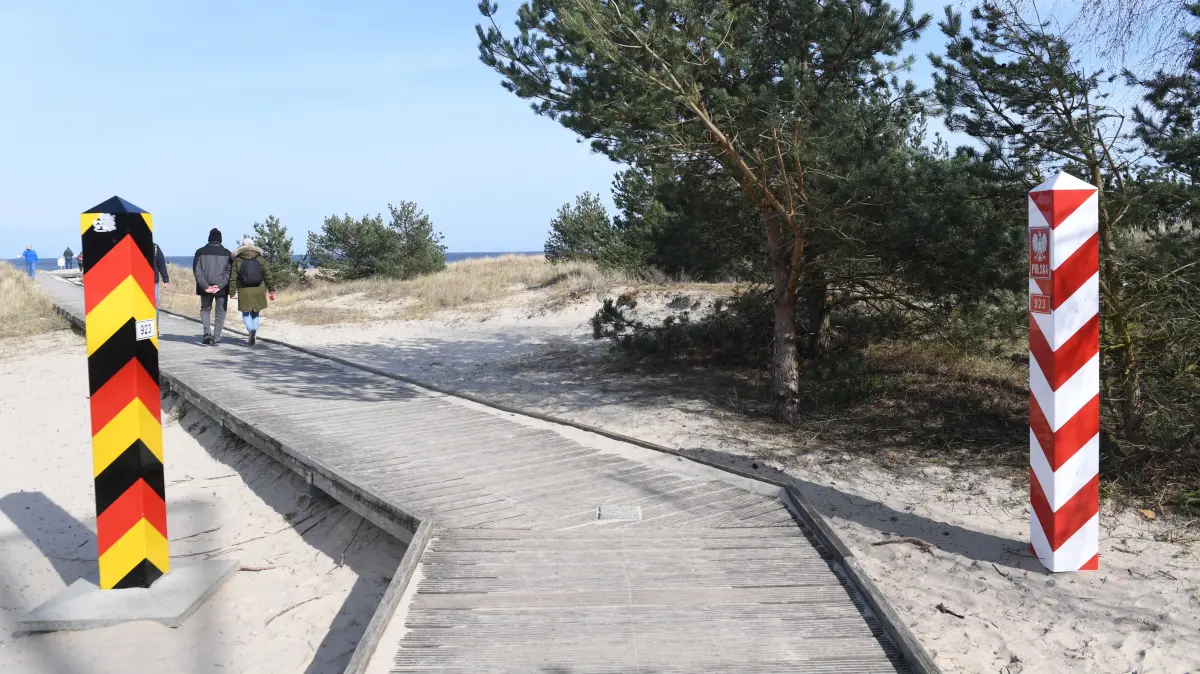 Mittendrin in den deutsch-polnischen Befindlichkeiten. Strandwanderweg am Ostsee-Strand beiSwinemünde auf Usedom.
