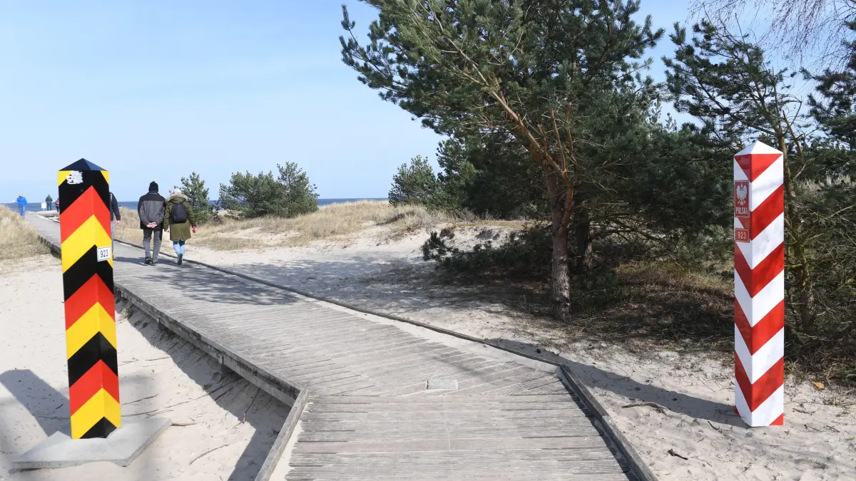 Mittendrin in den deutsch-polnischen Befindlichkeiten. Strandwanderweg am Ostsee-Strand beiSwinemünde auf Usedom.