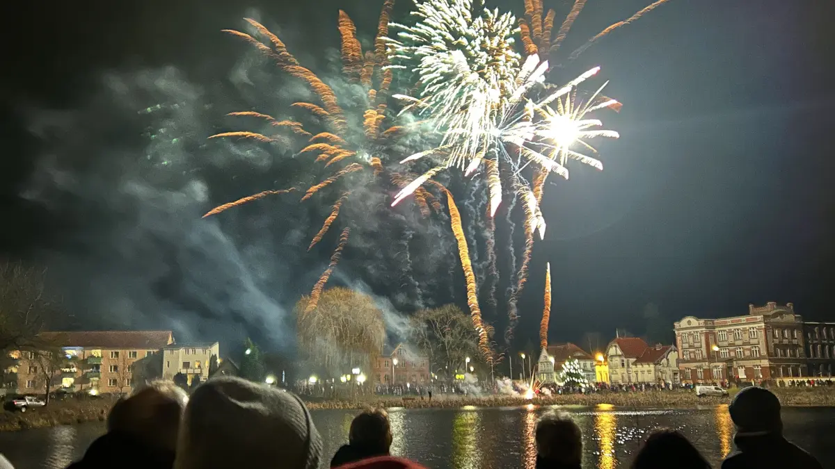 Das Familienfeuerwerk findet am 31. Dezember in Wittstock am Dosseteich statt. Es lockt jedes Jahr tausende Besucher aus ganz OPR und darüber hinaus.