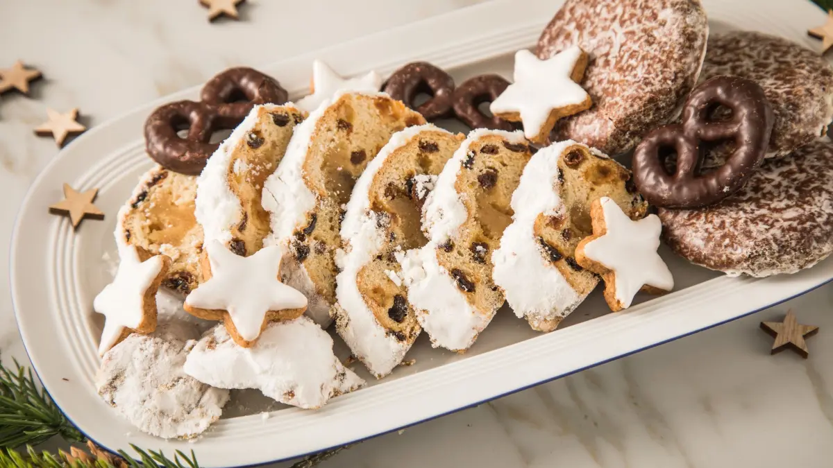 Weihnachtliches Gebäck liegt auf einem Teller: ILLUSTRATION - Nicht jeder Stollen ist gleich: Die Zutatenliste verrät, ob Butter oder günstigeres Palmfett verwendet wurde, das beeinflusst Geschmack und Qualität. (zu dpa: «Was steckt alles im Stollen? Nur die Zutatenliste verrät's») Foto: Christin Klose/dpa-mag - Honorarfrei nur für Bezieher des Dienstes dpa-Magazin +++ dpa-Magazin +++