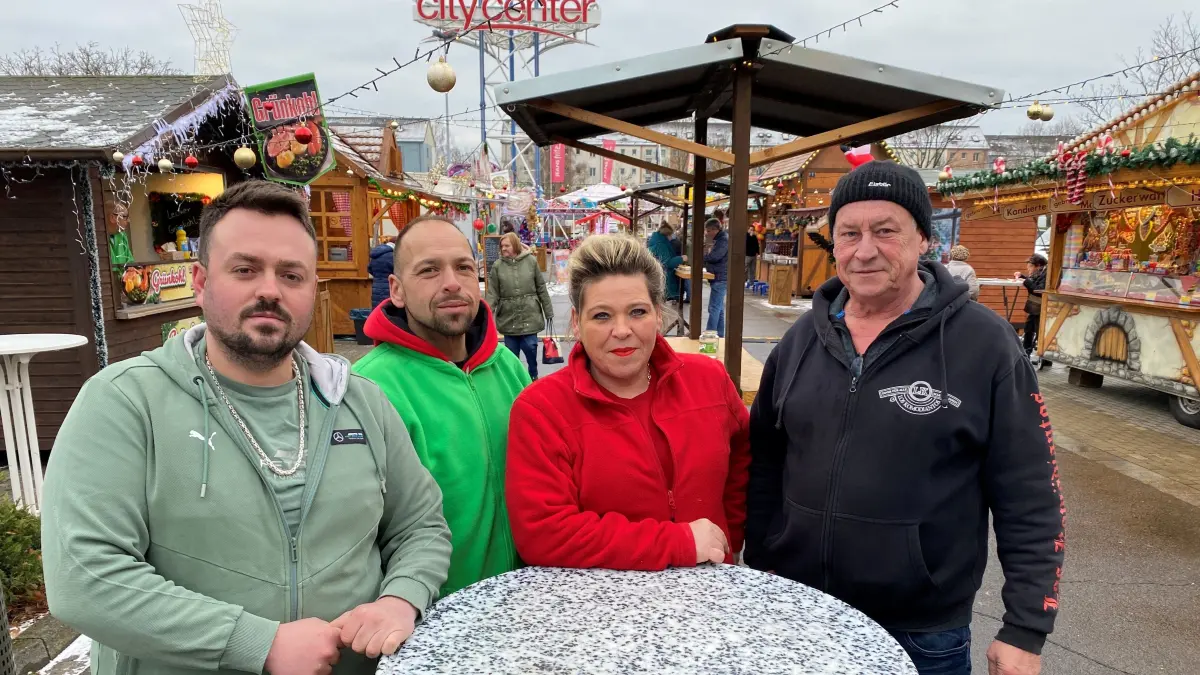 Vier Hauptakteure des Eisenhüttenstädter Weihnachtsmarktes über 24 Tage: Leiter Justin Pannier sowie Björn Klaar, Sarina Bohm und Mario Sperlich (von links)